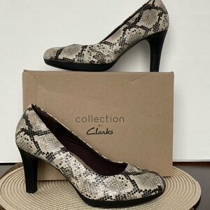 Clarks Adriel Viola Taupe Snake Pumps 8.5 Wide NWT